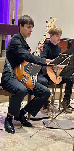 Gitarren in der Kirche