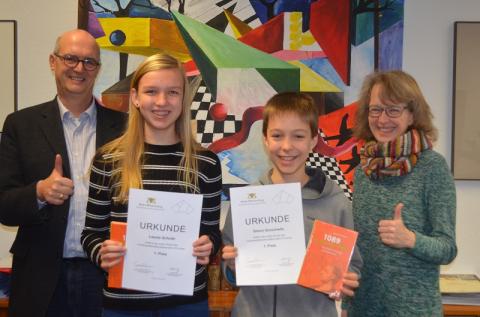 Preisgewinner mit stellvertretendem Schulleiter Rainer Geppert und Mathematiklehrerin Daniela Oster