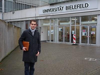 Benjamin Klaieber vor der Universität Bielefeld